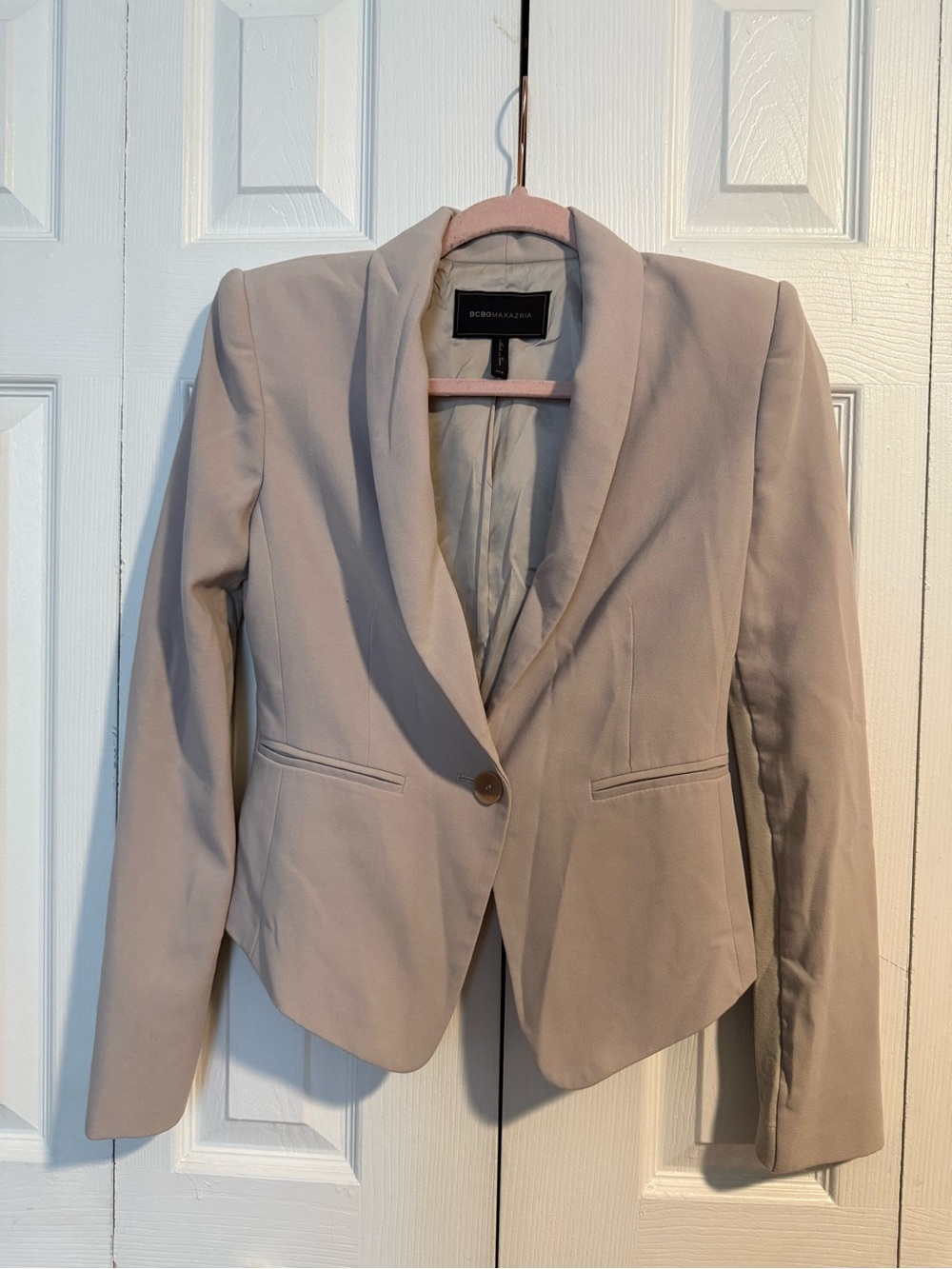 BCBGMaxAzria Set Taupe Shawl-Lapel Single-Button Blazer with pants.